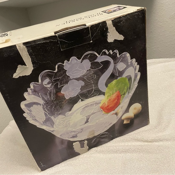 Elegant Clear Glass Bowl with Floral Design - Picture 3 of 5